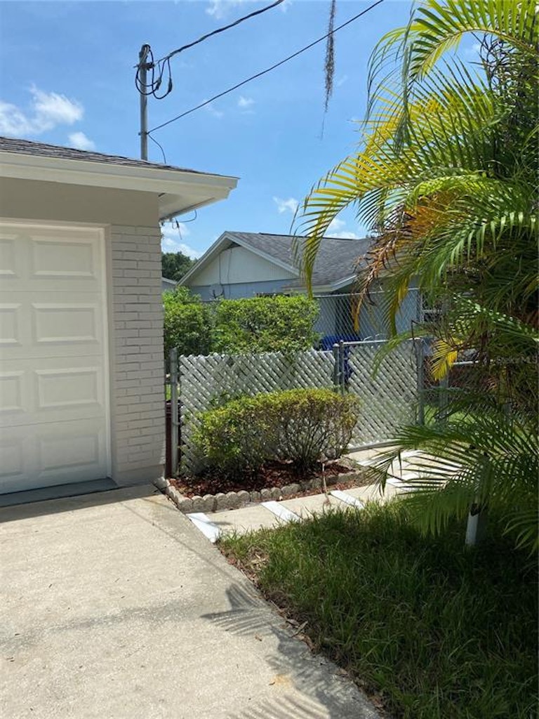 Photo 3 of 44 - 2007 W Jorome Dr, Tampa, FL 33612