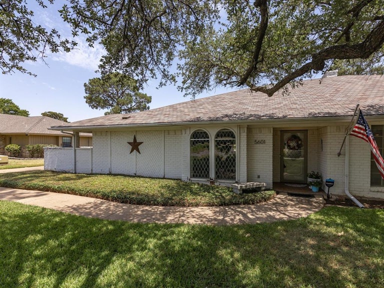 Photo 3 of 40 - 5601 Oakmont Ln, Fort Worth, TX 76112