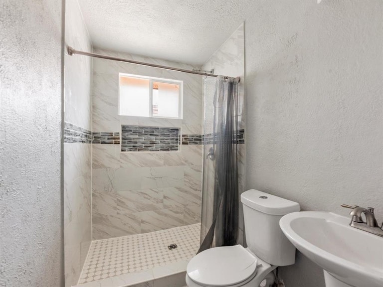 Photo 17 of 22 - 5310 Castlecreek Ln, Houston, TX 77053