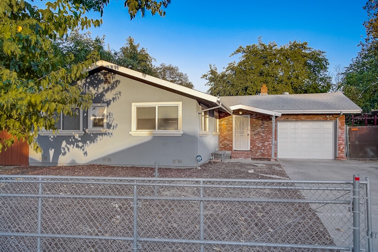 Photo 13 of 32 - 8146 Lichen Dr, Citrus Heights, CA 95621