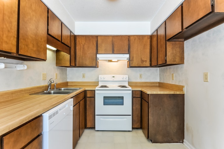 Photo 4 of 25 - 7265 Sandy Creek Dr, Raleigh, NC 27615