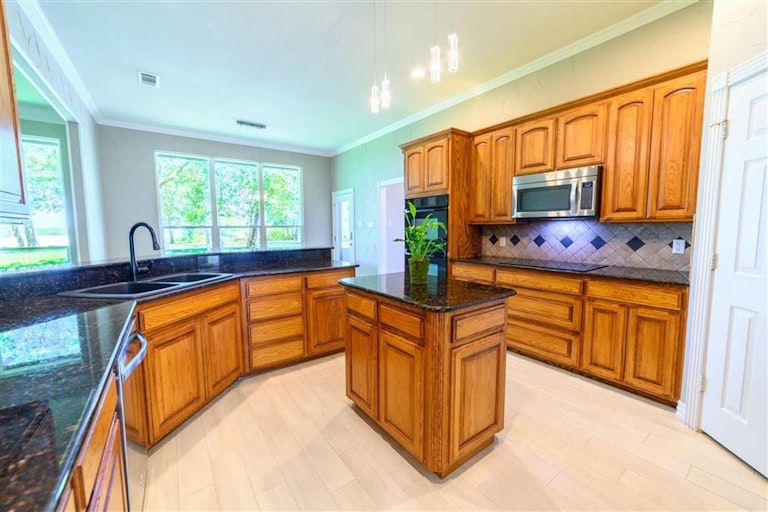 Photo 11 of 40 - 575 Chandler Dr, Aledo, TX 76008