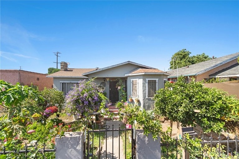Photo 1 of 30 - 1123 E 80th St, Los Angeles, CA 90001