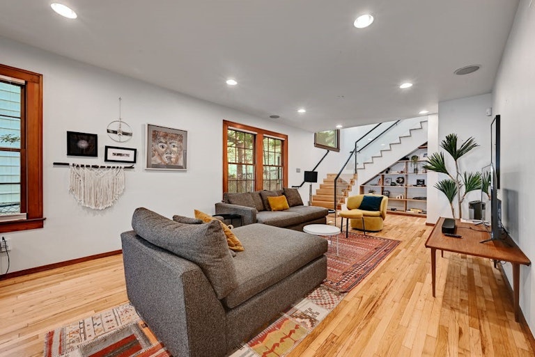 Photo 5 of 28 - 1207 Alta Vista Ave, Austin, TX 78704
