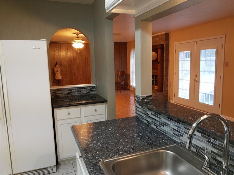 Photo 12 of 39 - 10706 Sageyork Dr, Houston, TX 77089