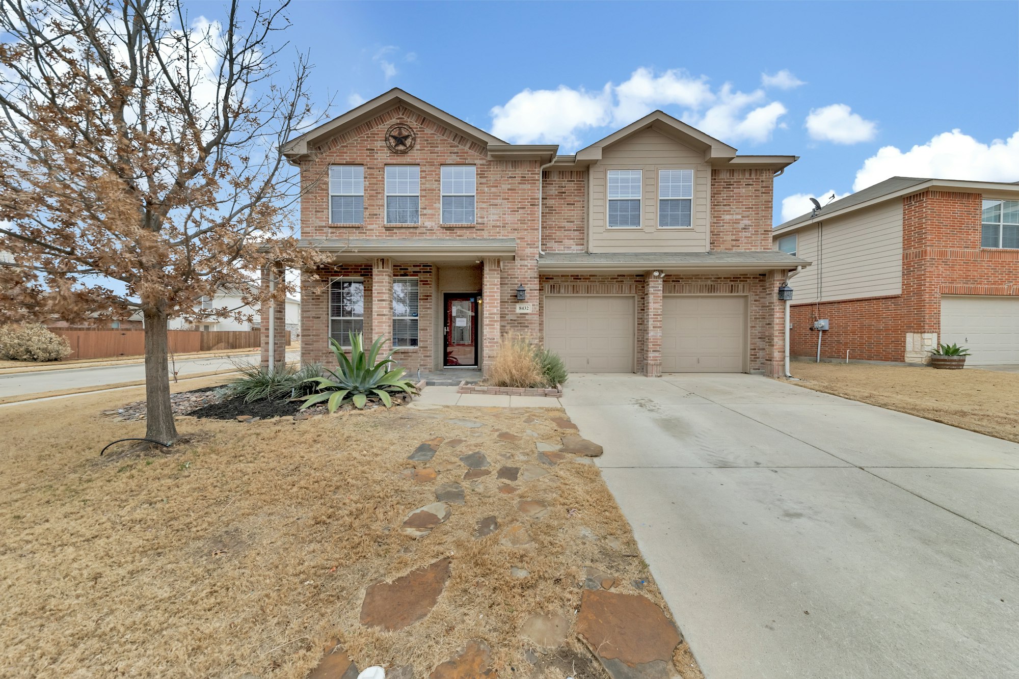 Photo 1 of 35 - 8432 Star Thistle Dr, Fort Worth, TX 76179