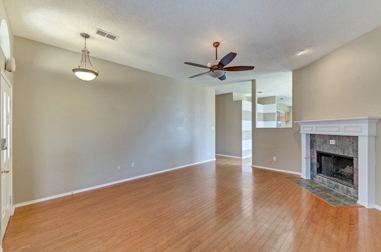 Photo 13 of 28 - 8755 Saranac Trl, Fort Worth, TX 76118