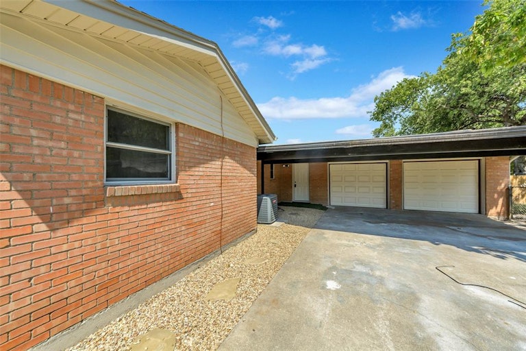 Photo 31 of 34 - 1341 Stafford Dr, Fort Worth, TX 76134