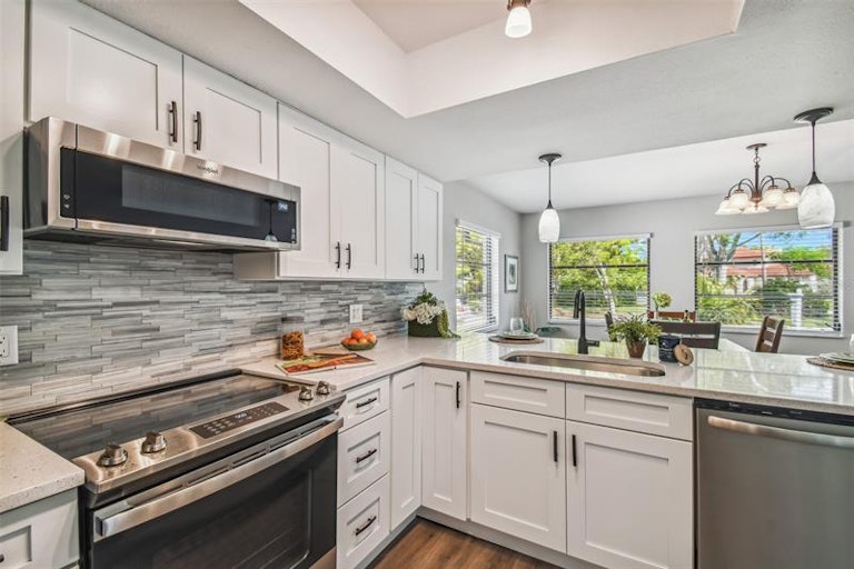 Photo 16 of 42 - 8010 Diagonal Rd N, Saint Petersburg, FL 33702