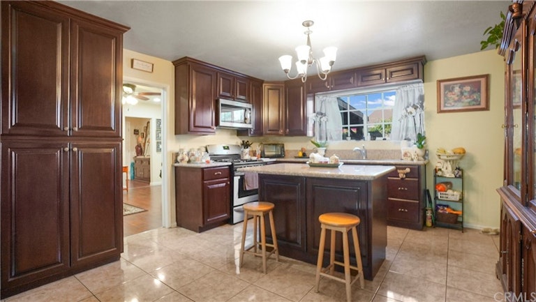 Photo 3 of 24 - 2816 Denby Ave, Los Angeles, CA 90039