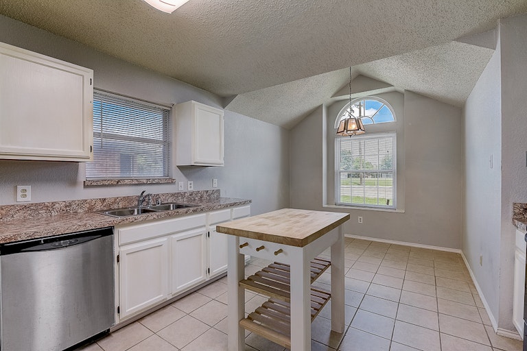 Photo 5 of 51 - 1522 Edd Rd, Dallas, TX 75253