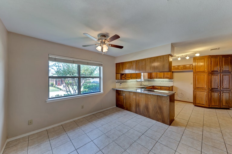 Photo 10 of 30 - 3608 Woodhaven Ct, Bedford, TX 76021