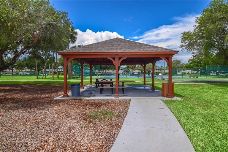 Photo 21 of 29 - 252 Sea Mist Dr, Treasure Island, FL 33706