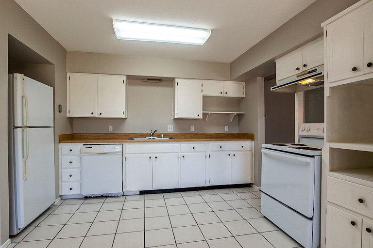 Photo 4 of 21 - 2717 Cantrell St, Irving, TX 75062