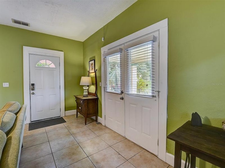 Photo 7 of 42 - 2010 Burlington Ave N, Saint Petersburg, FL 33713