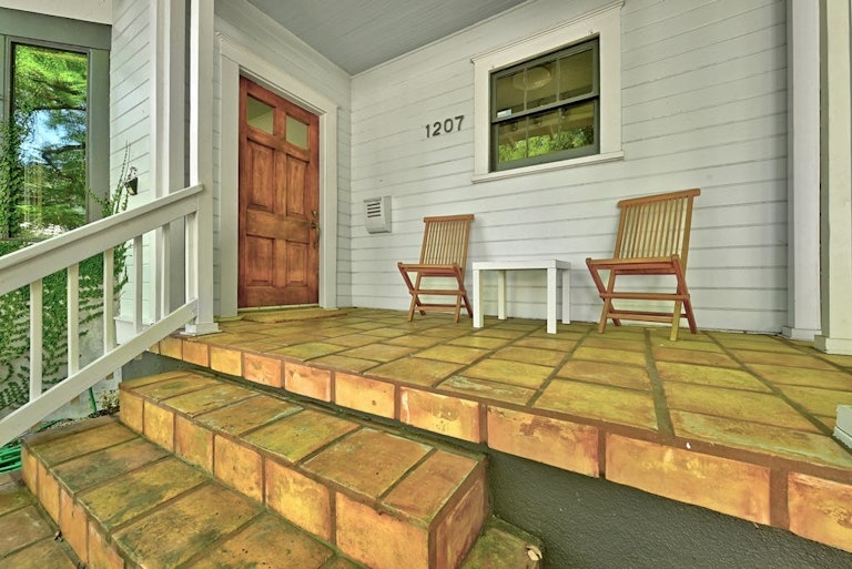 Photo 3 of 28 - 1207 Alta Vista Ave, Austin, TX 78704