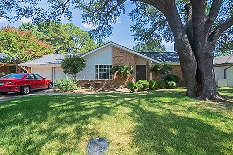 Photo 1 of 25 - 2811 Ashbury Dr, Arlington, TX 76015