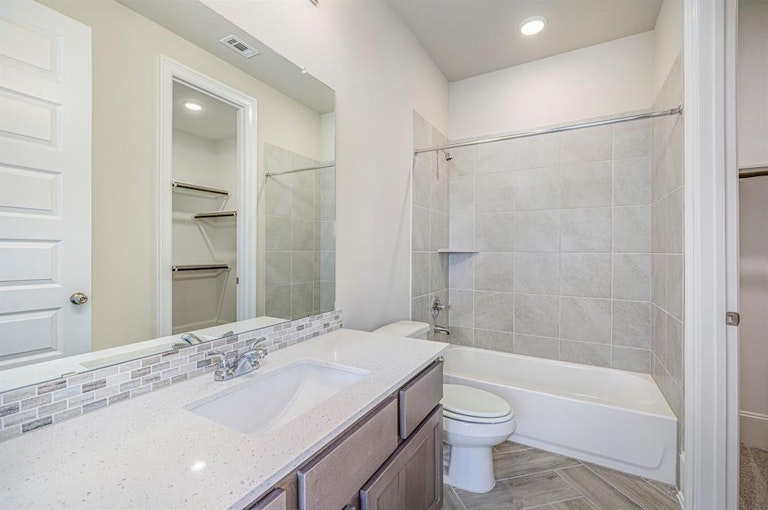 Photo 10 of 25 - 8707 Marina Alto Ln, Cypress, TX 77433