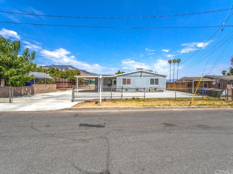 Photo 2 of 23 - 6705 Lynwood Way, Highland, CA 92346
