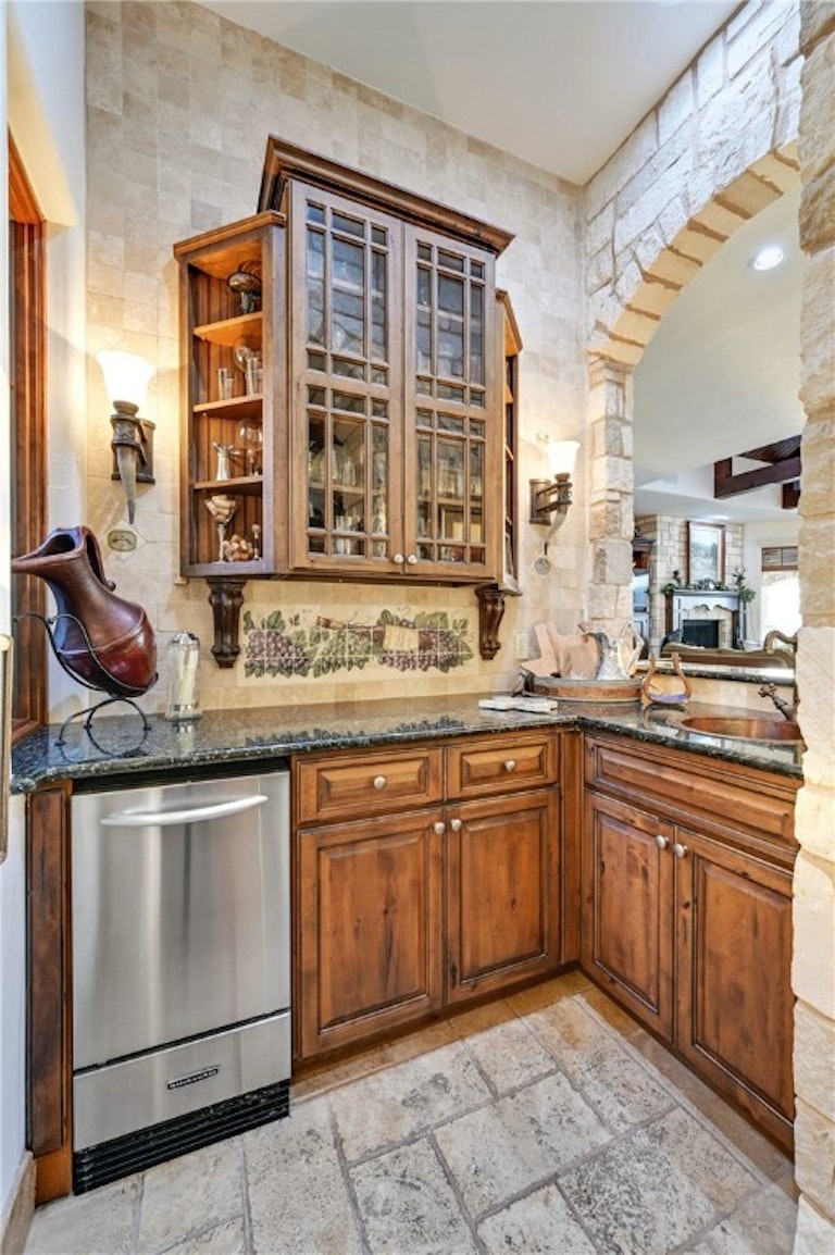 Photo 19 of 39 - 112 Edgewater Cv, Lakeway, TX 78734