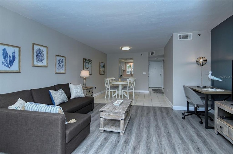Photo 10 of 50 - 1001 Benjamin Franklin Dr #212, Sarasota, FL 34236