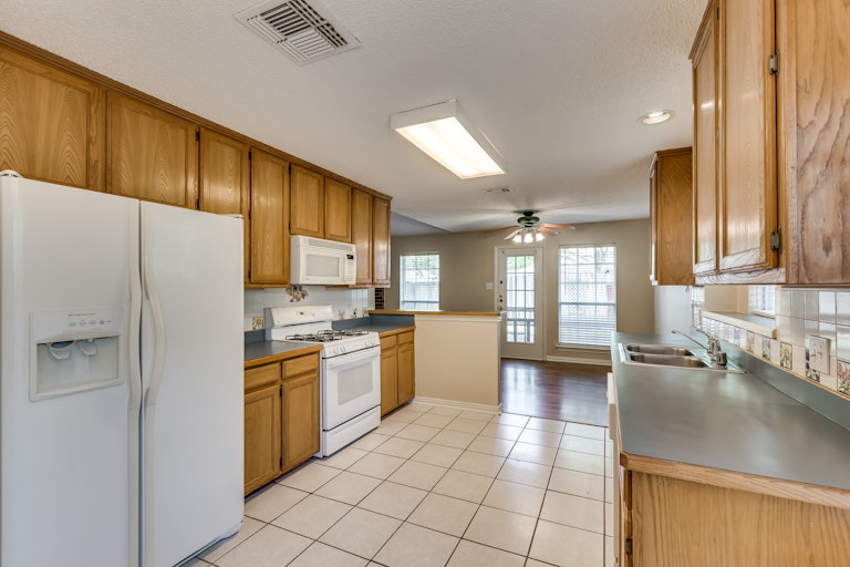 Photo 3 of 30 - 509 Sides Ct, Lewisville, TX 75057