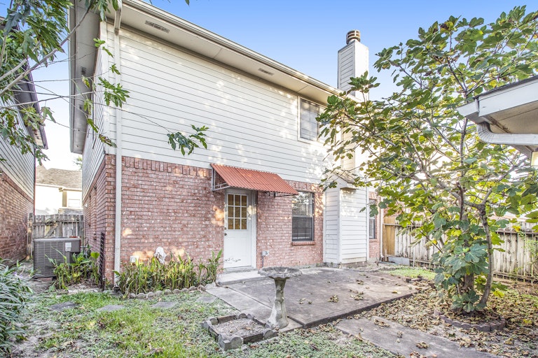Photo 7 of 17 - 8613 Mapletwist St, Houston, TX 77083