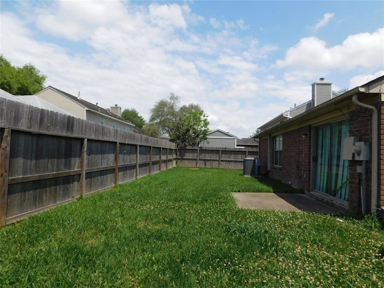 Photo 24 of 25 - 3910 Spring Meadow Dr, Pearland, TX 77584