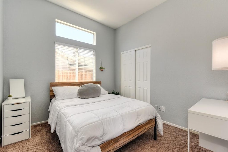 Photo 26 of 40 - 8372 Vintage Park Dr, Sacramento, CA 95828
