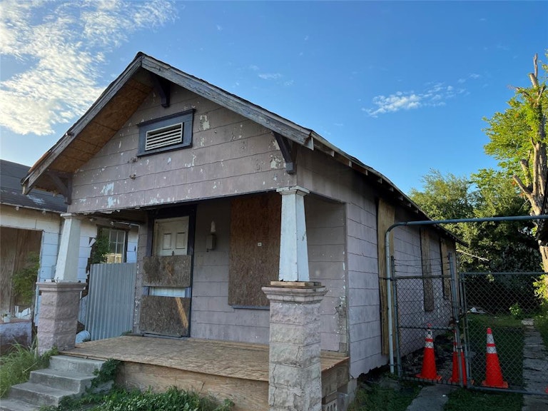 Photo 4 of 8 - 7023 Navigation Blvd, Houston, TX 77011
