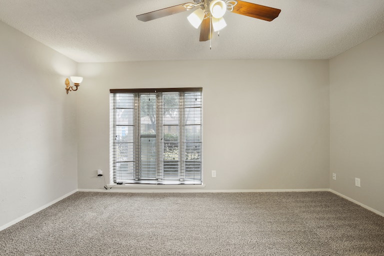 Photo 16 of 26 - 1600 Lexington Pl, Bedford, TX 76022