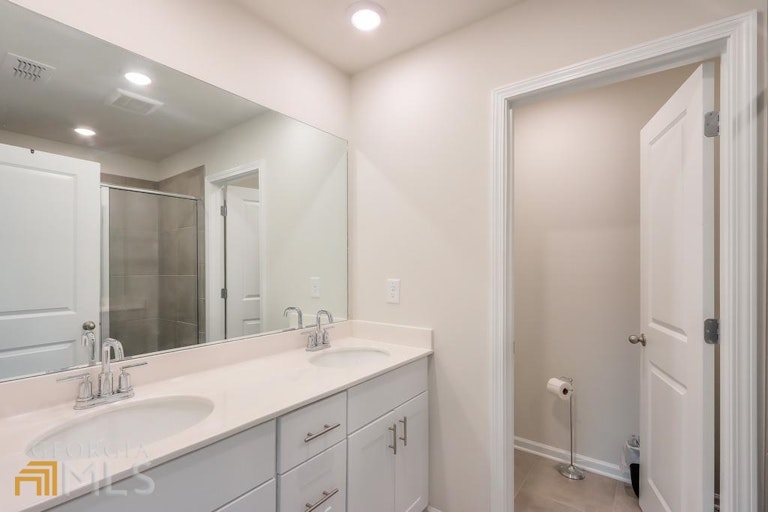 Photo 16 of 33 - 5341 Glade Park Dr, Lilburn, GA 30047