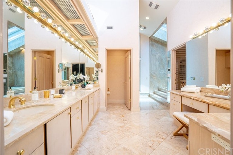 Photo 40 of 72 - 10214 Candleberry Ln, Northridge, CA 91324