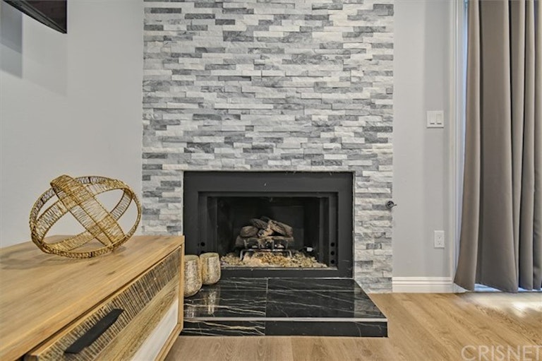 Photo 4 of 31 - 8335 Grenoble St #30, Sunland, CA 91040
