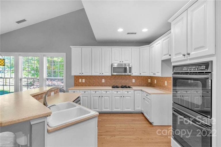 Photo 18 of 48 - 5418 Shoal Brook Ct, Charlotte, NC 28277