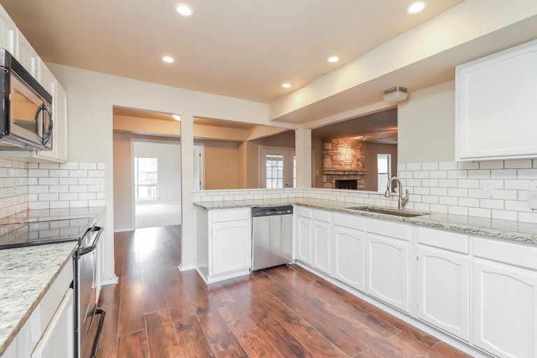 Photo 13 of 27 - 4707 Pebble Gln, San Antonio, TX 78217