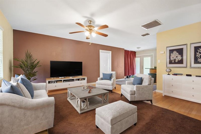 Photo 3 of 22 - 2127 Woods Trl, Lakeland, FL 33809
