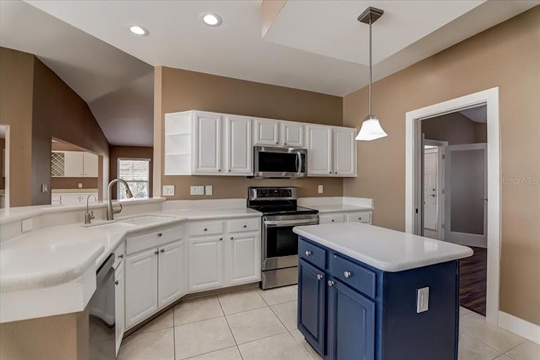 Photo 21 of 58 - 2305 Piper Glen Ct, Sun City Center, FL 33573