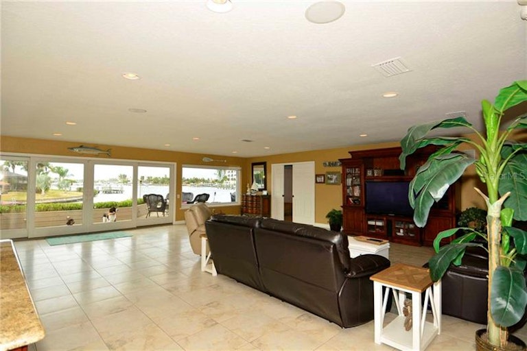 Photo 3 of 25 - 6338 Wisteria Ln, Apollo Beach, FL 33572