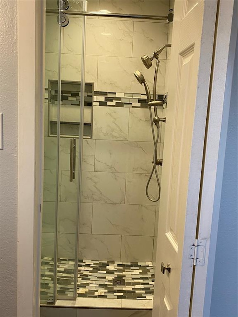Photo 7 of 8 - 3802 Maplewood Dr, La Porte, TX 77571