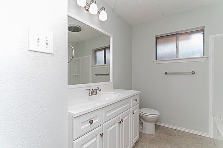 Photo 16 of 25 - 2811 Ashbury Dr, Arlington, TX 76015
