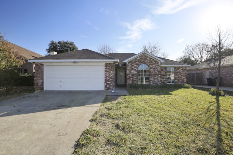 Photo 1 of 26 - 6408 Fern Meadow Dr, Fort Worth, TX 76179