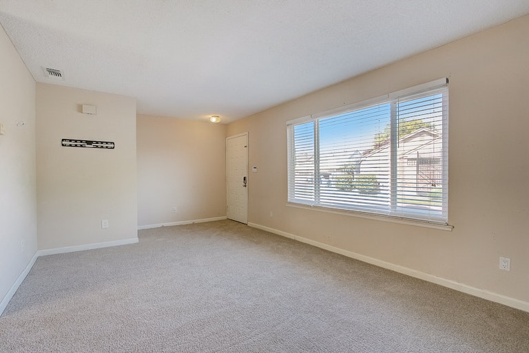 Photo 6 of 39 - 7572 Burgoyne Ln, Sacramento, CA 95823