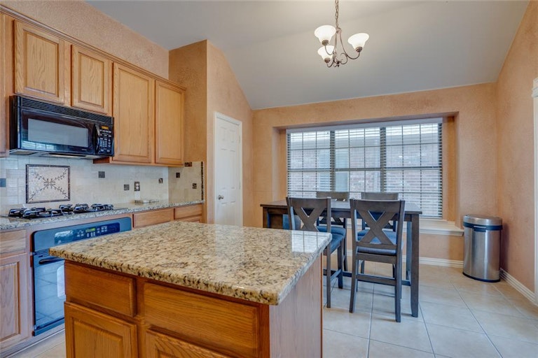 Photo 14 of 33 - 2445 Marble Canyon Dr, Little Elm, TX 75068