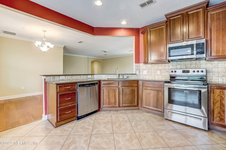Photo 18 of 46 - 4480 Deerwood Lake Pkwy #632, Jacksonville, FL 32216