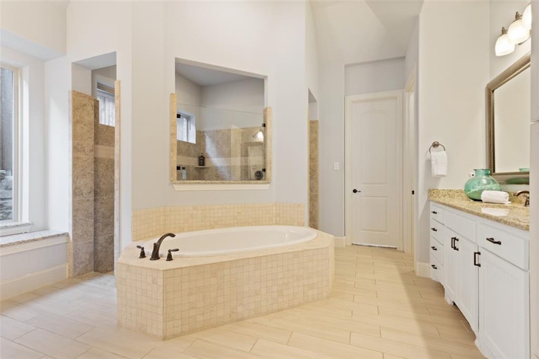 Photo 19 of 40 - 1041 Wagner Way, Lantana, TX 76226