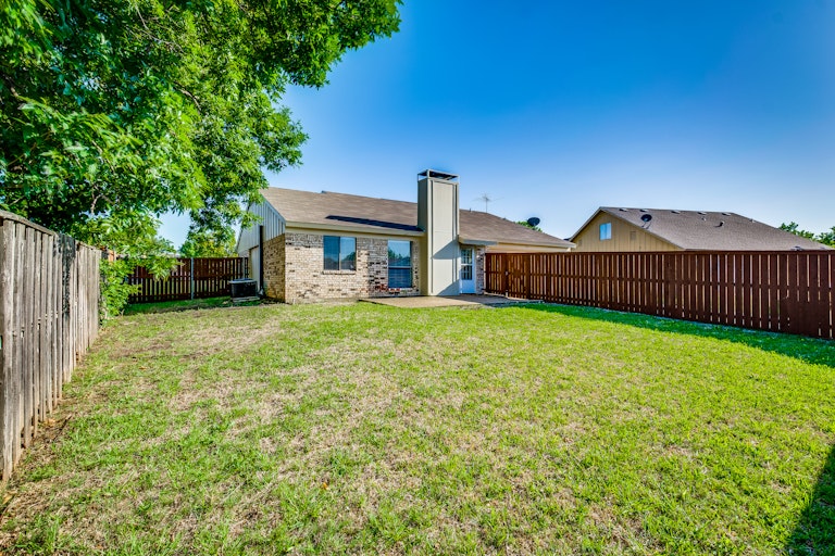Photo 5 of 24 - 3805 Glover Dr, Plano, TX 75074