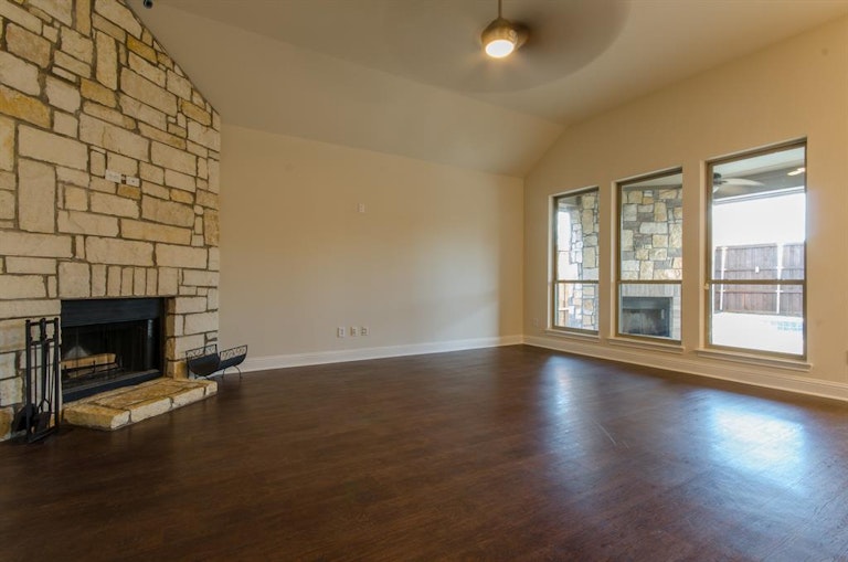 Photo 9 of 33 - 3058 Lakefield Dr, Little Elm, TX 75068