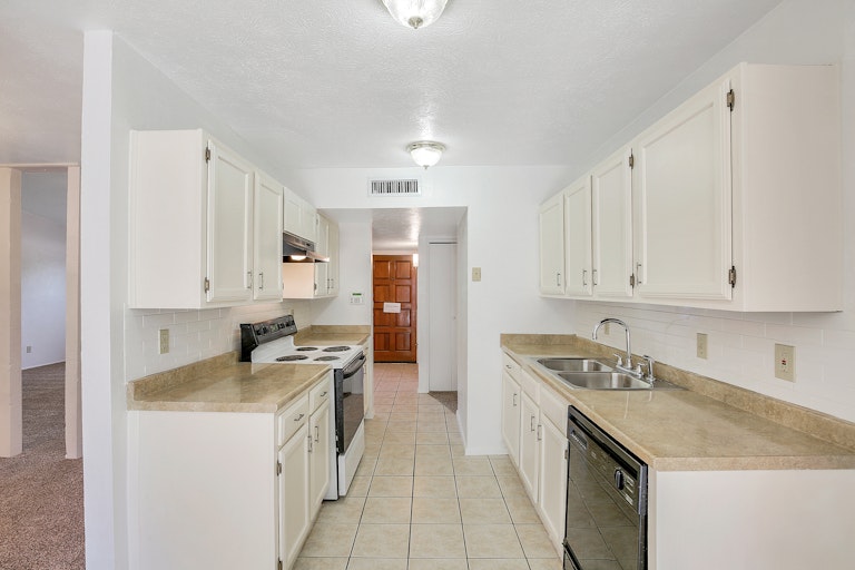 Photo 2 of 25 - 7422 Cloverglen Dr, Dallas, TX 75249