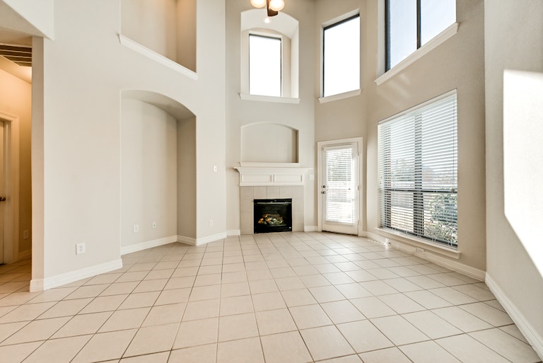 Photo 4 of 26 - 4310 Bluffview Dr, Sachse, TX 75048